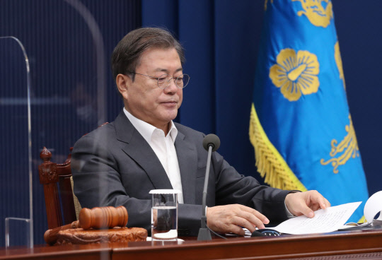 국무회의 주재하는 문 대통령      (서울=연합뉴스) 김주성 기자 = 문재인 대통령이 1일 오전 청와대에서 영상 국무회의를 주재하고 있다. 2020.12.1      utzza@yna.co.kr  (끝)